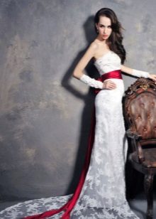 Русалка сватбена рокля с червен колан