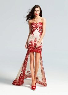 Vestuvinė suknelė trumpa priekine ilga nugara su raudonais batais