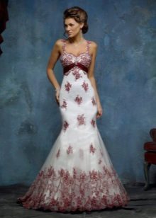 Syrenka z czerwoną koronkową suknią ślubną
