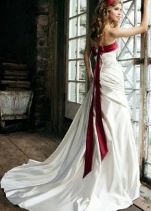 Frisur für weißes und rotes Hochzeitskleid