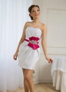 Krátke svadobné šaty s červeným kvetom