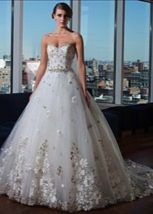 Brudekjole med rhinestones på kjolen