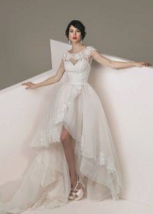 Gaun pengantin dengan renda panjang belakang belakang panjang