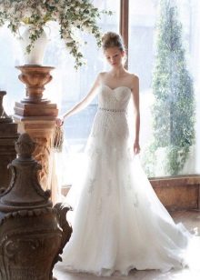 Klasikinė nėrinių nėrinių vestuvinė suknelė