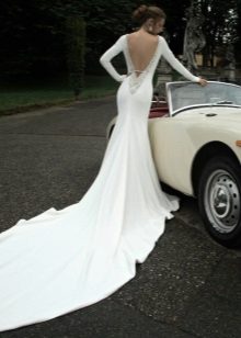 Bröllopsklänning med öppen rygg