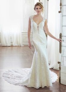 Elegancka koronkowa prosta suknia ślubna