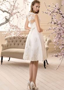 Elegantné krátke svadobné šaty s čipkou