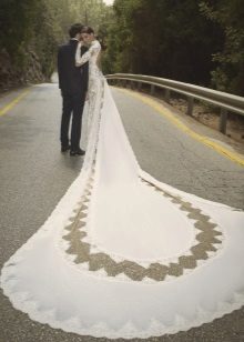Robe de mariée avec longue traîne et dentelle