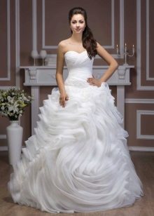 La robe de mariée de luxe Hadassa est très luxuriante