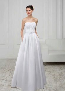 Līnijas balta kāzu kleita