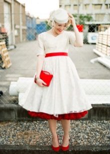 Сватбена рокля с червен фустенка