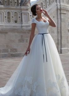 Un abito da sposa gonfio con una sottile cintura a contrasto