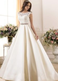 Великолепна сватбена рокля с колан от камъни