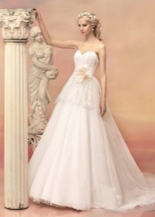 А-линия сватбена рокля с цвете на колана