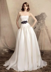 Wedding dress with contrasting flowers on the belt
