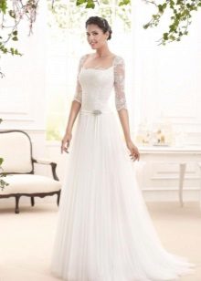 Smukła koronkowa suknia ślubna