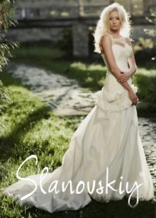 Gaun pengantin dengan korset dari Slanowski