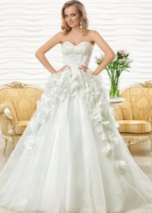 A magnificent wedding dress from Oksana Mukha with voluminous flowers