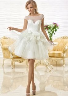 Gaun pengantin pendek dengan bunga volumetrik