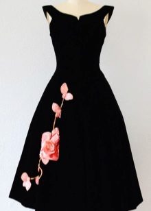 Vestido de veludo preto com uma rosa