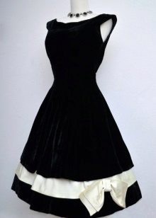 Черна кадифена рокля с лък
