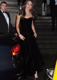 Aksominė suknelė Kate Middleton