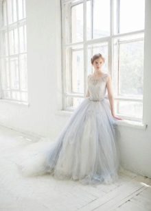 Biele a modré svadobné šaty