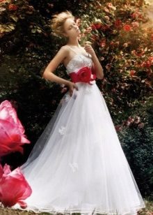 Balta vestuvinė suknelė su raudonu diržu
