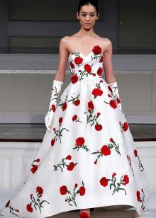 Balta vestuvinė suknelė su raudonomis gėlėmis