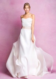 Suknia ślubna z różowym paskiem