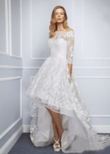 Къса дантелена сватбена рокля с влак