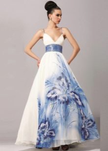 Weißes Hochzeitskleid mit einem blauen Muster