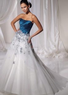 Vestido de noiva branco com um espartilho azul