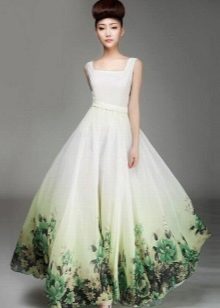 Balta vestuvinė suknelė su žaliu raštu