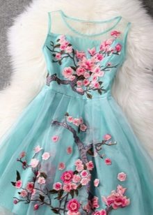 Niebieska sukienka w kwiaty