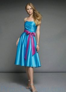 Розов колан до синя рокля