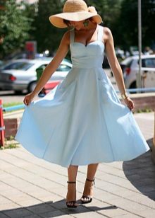 Delicate tint van blauwe jurk