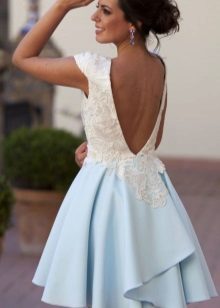 Vacker blå och vit klänning