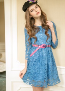 Ružičasti remen za plavu haljinu