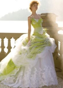Bílé a zelené svatební šaty