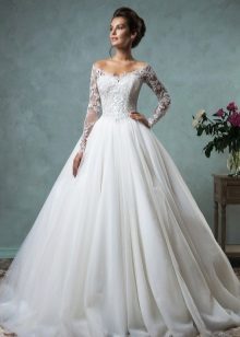 Klasikinė pūkuota vestuvinė suknelė
