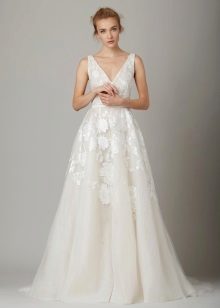 Klasikinė siuvinėta vestuvių suknelė