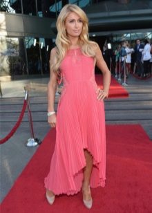 Paris Hilton σε ένα κοραλλιογενές φόρεμα