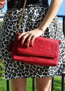 Manicura roja para un vestido de leopardo