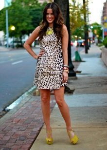 Леопардова рокля жълти обувки