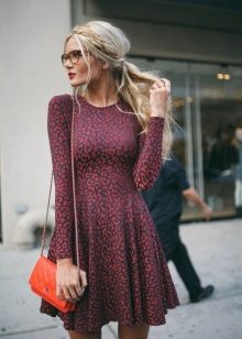 Червена рокля с леопардов принт