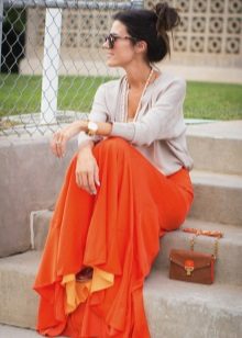 Vestido laranja combinado com cinza