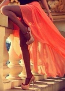 Eşleşen turuncu elbise ayakkabı