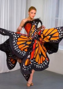 Oranžinė su juodai balta drugelių suknele