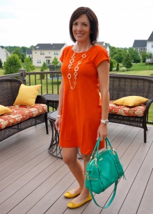 Pomarańczowa sukienka w połączeniu z różnymi kolorami